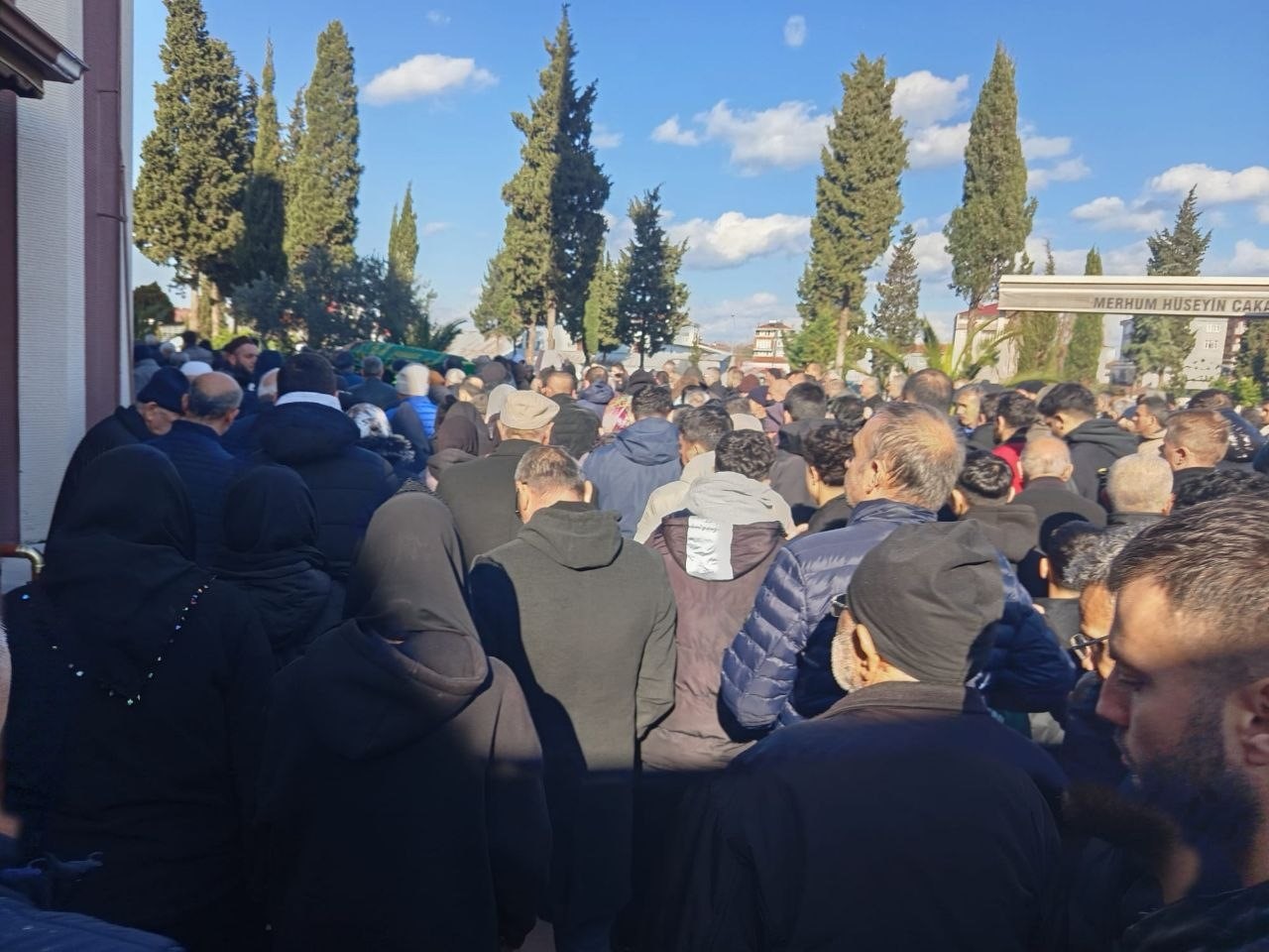 pencereden-duserek-hayatini-kaybeden-8-sinif-ogrencisi-son-yolculuguna-ugurlandi