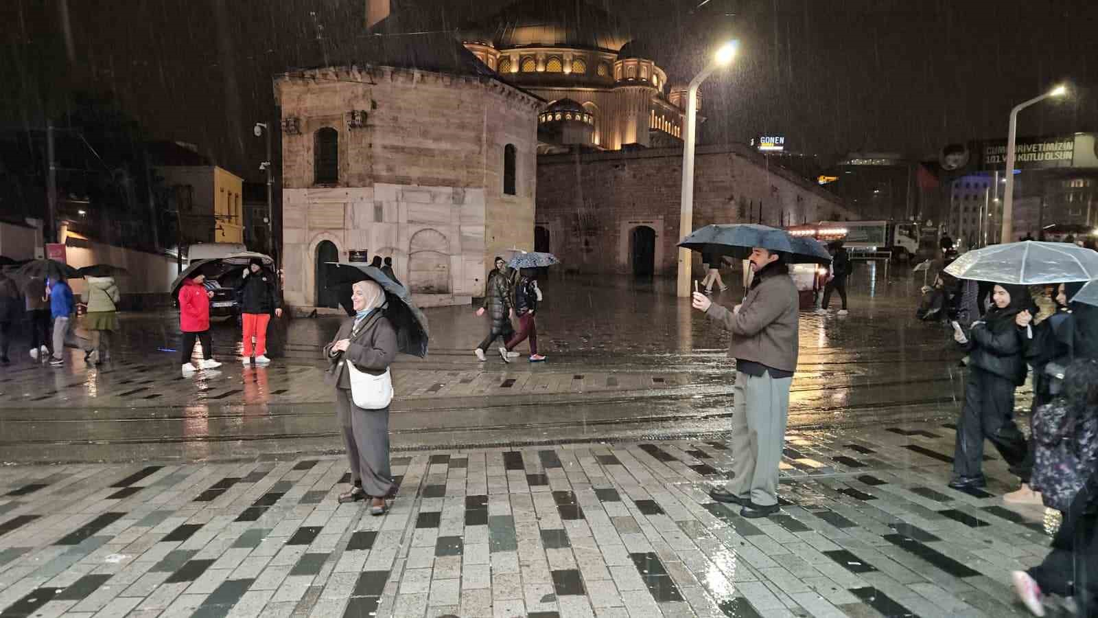 saganak-yagisin-etkili-oldugu-taksimde-simsekler-geceyi-aydinlatti