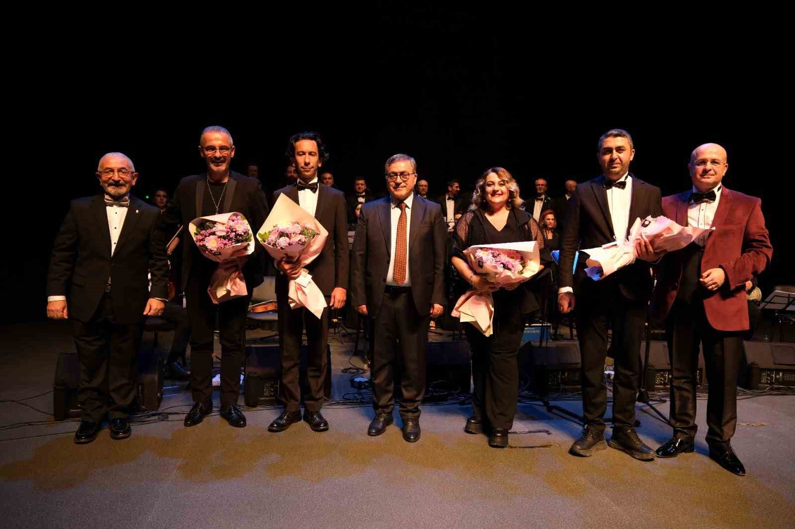 saglik-calisanlarindan-bursali-sanatseverlere-unutulmaz-konser