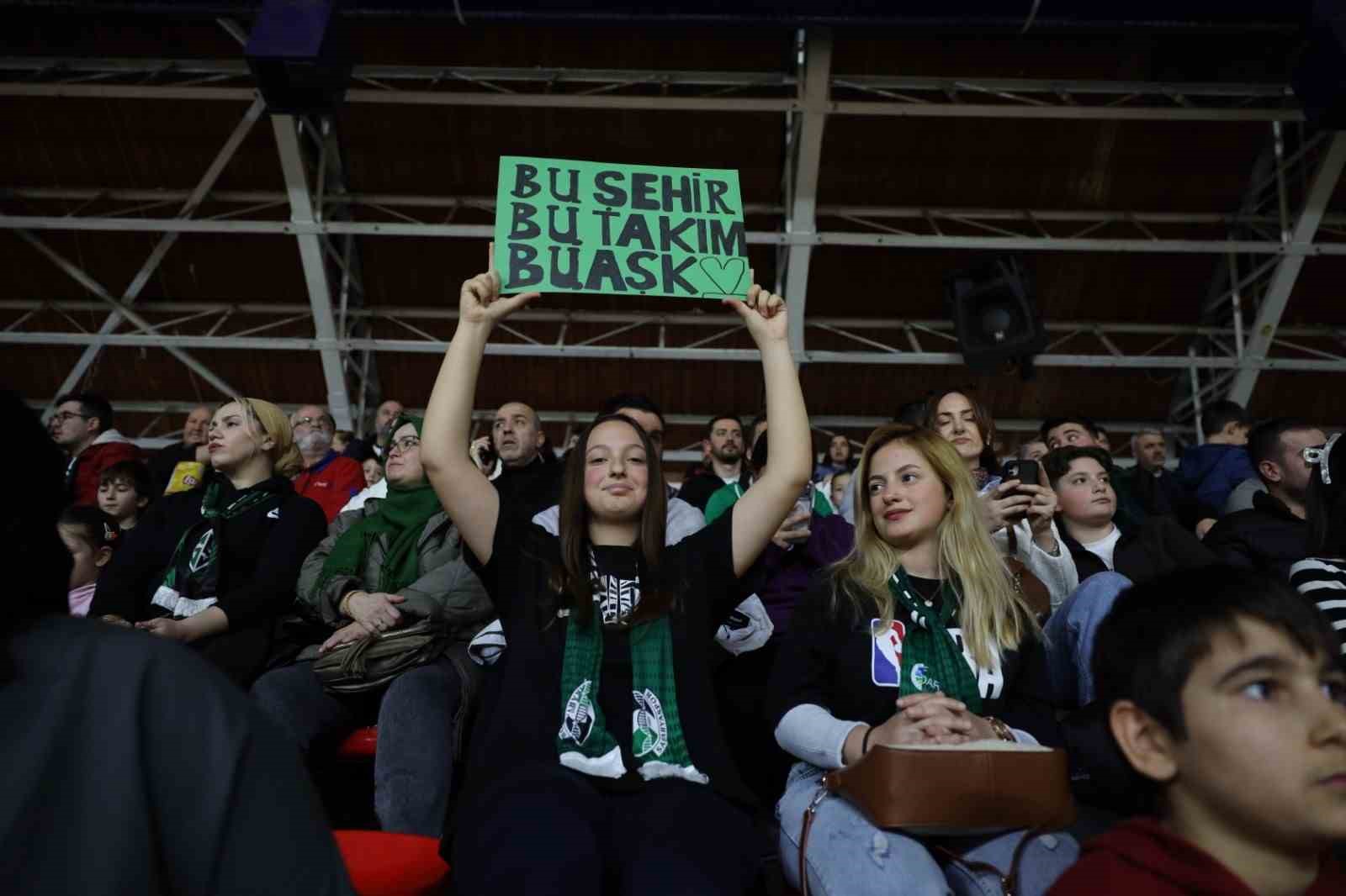 sakarya-buyuksehir-basketbol-galibiyet-serisini-12ye-cikardi