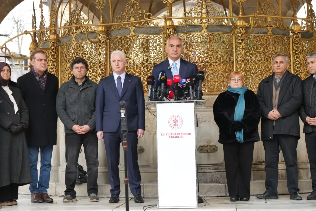 bakan-ersoy-acikladi-ayasofyada-surec-devam-ediyor-sultanahmette-calismalar-tamamlandi
