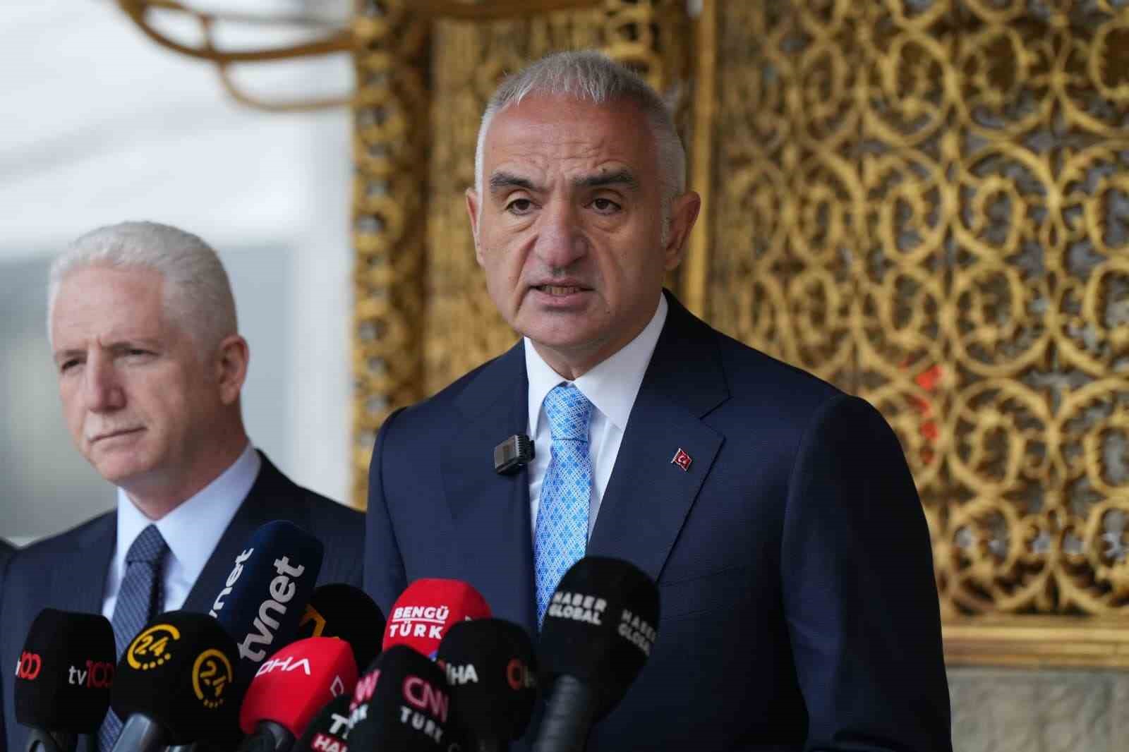 bakan-ersoy-acikladi-ayasofyada-surec-devam-ediyor-sultanahmette-calismalar-tamamlandi