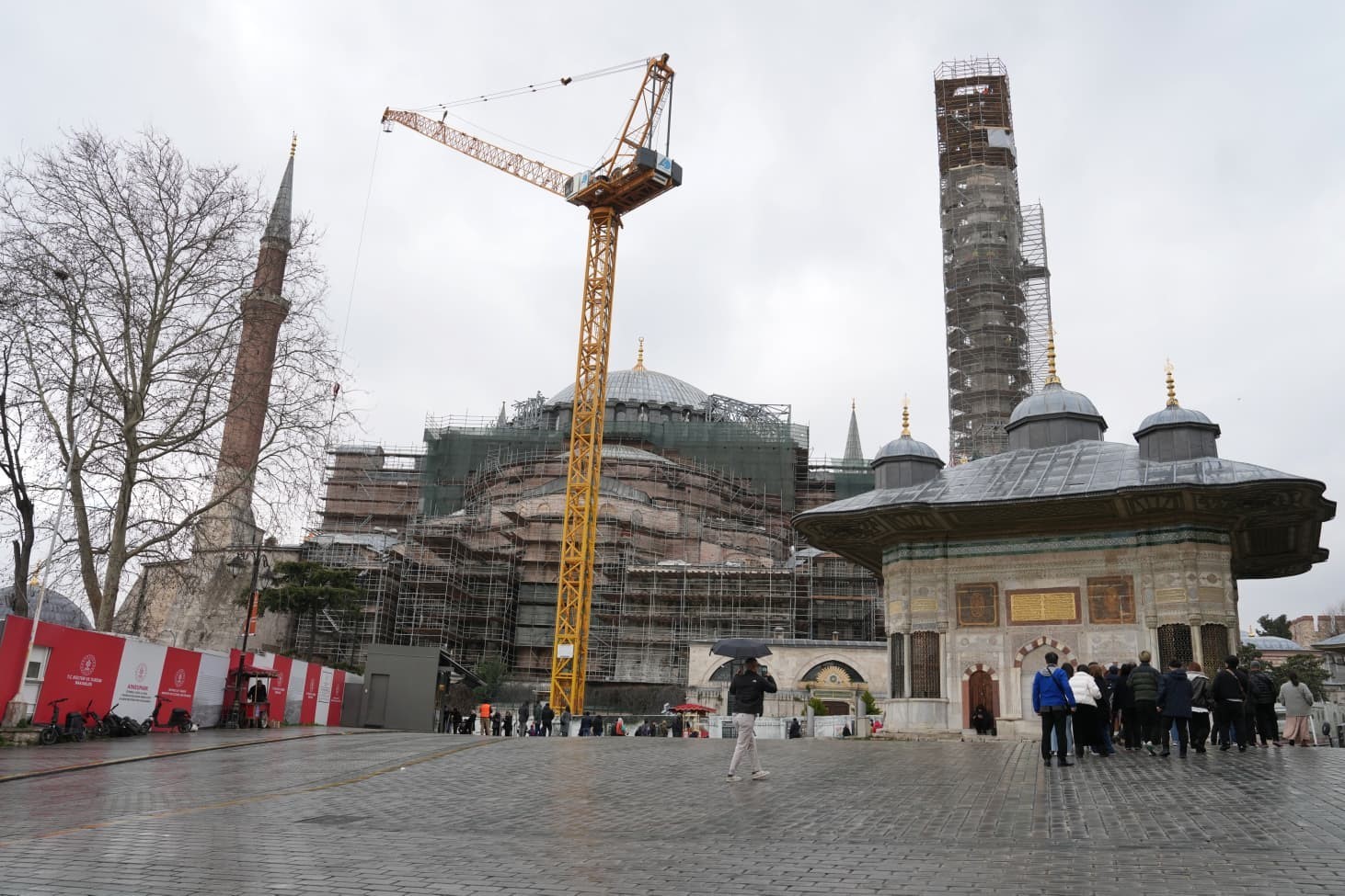 bakan-ersoy-acikladi-ayasofyada-surec-devam-ediyor-sultanahmette-calismalar-tamamlandi