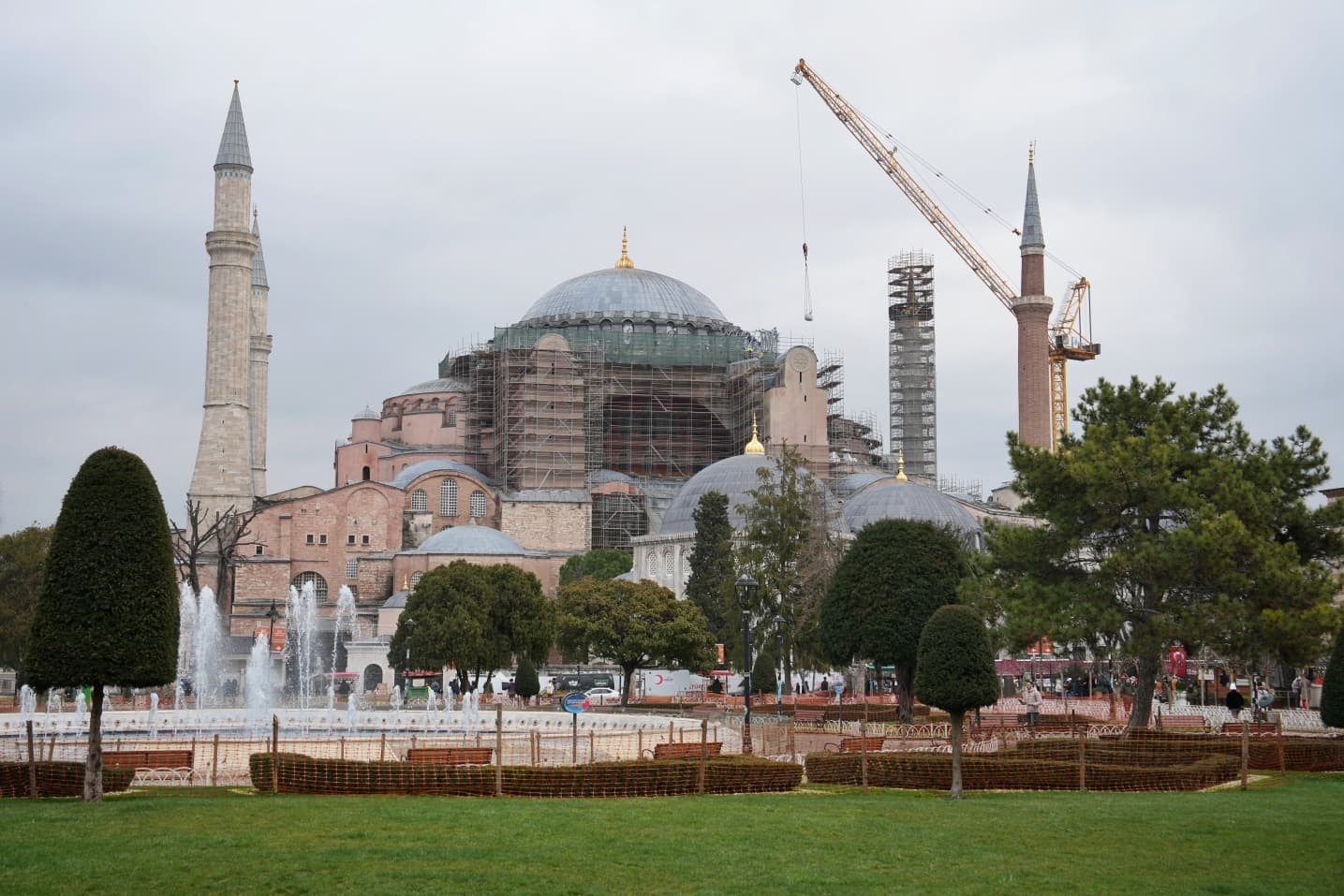 bakan-ersoy-acikladi-ayasofyada-surec-devam-ediyor-sultanahmette-calismalar-tamamlandi
