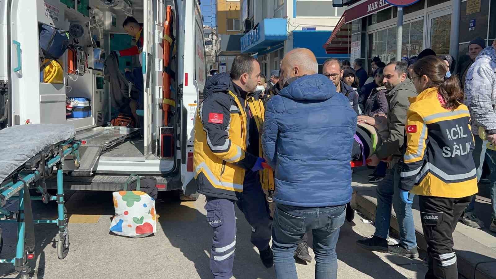 canakkalede-ozel-halk-otobusu-yayaya-carpti-8-yarali