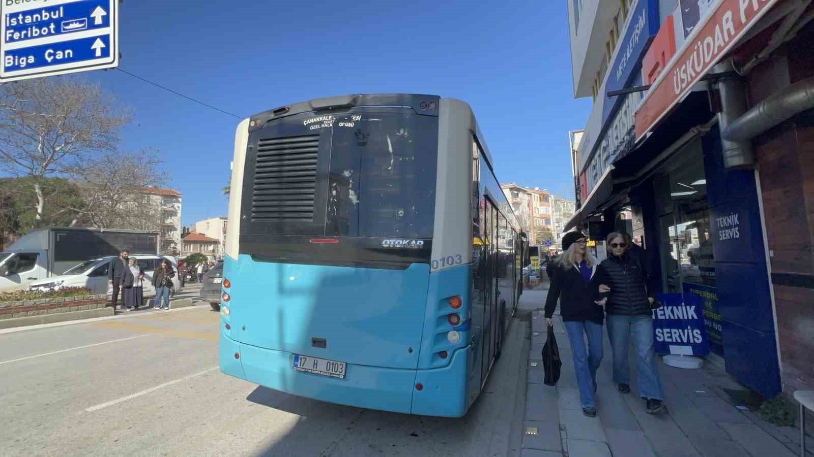 canakkalede-ozel-halk-otobusu-yayaya-carpti-8-yarali