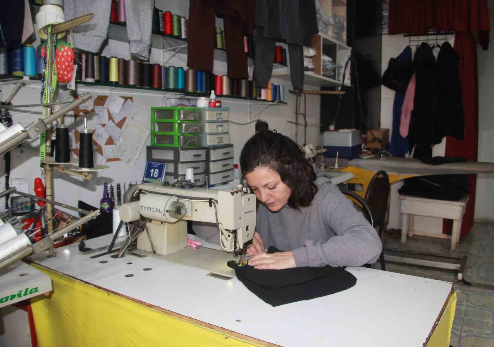 fabrikalarin-atik-kumaslarini-satin-alip-20-dakikada-kiyafet-uretiyor
