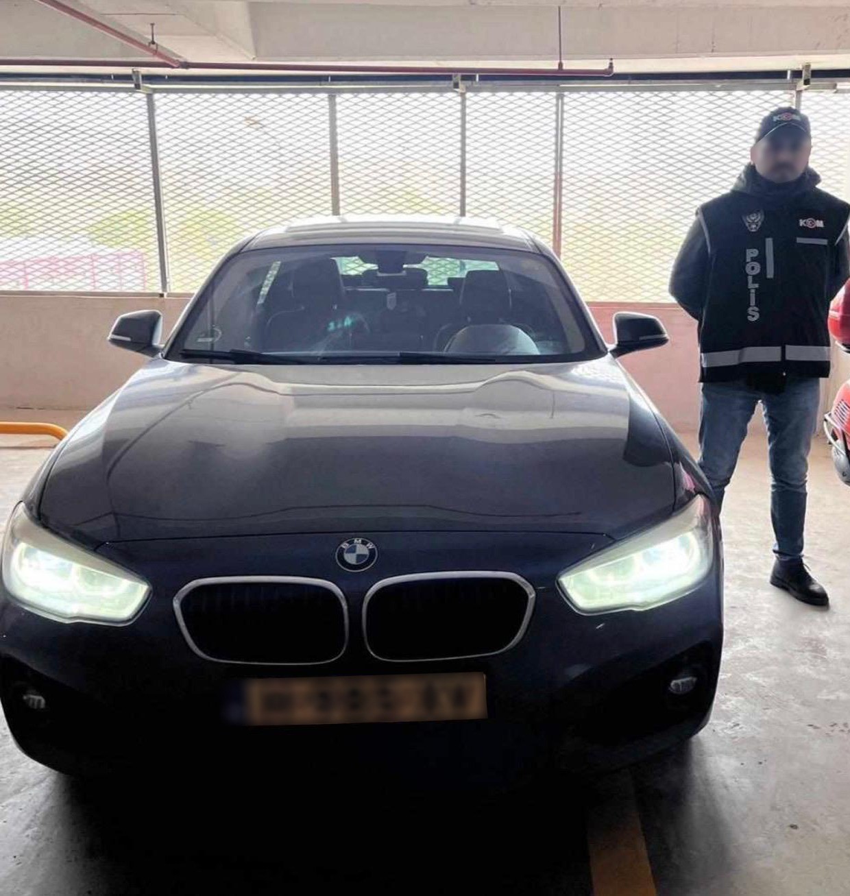 kacakcilik-polisi-11-kacak-luks-otomobile-el-koydu