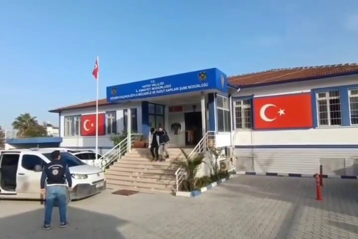 otomobilin-icinden-10-kacak-gocmen-cikti-1-tutuklama