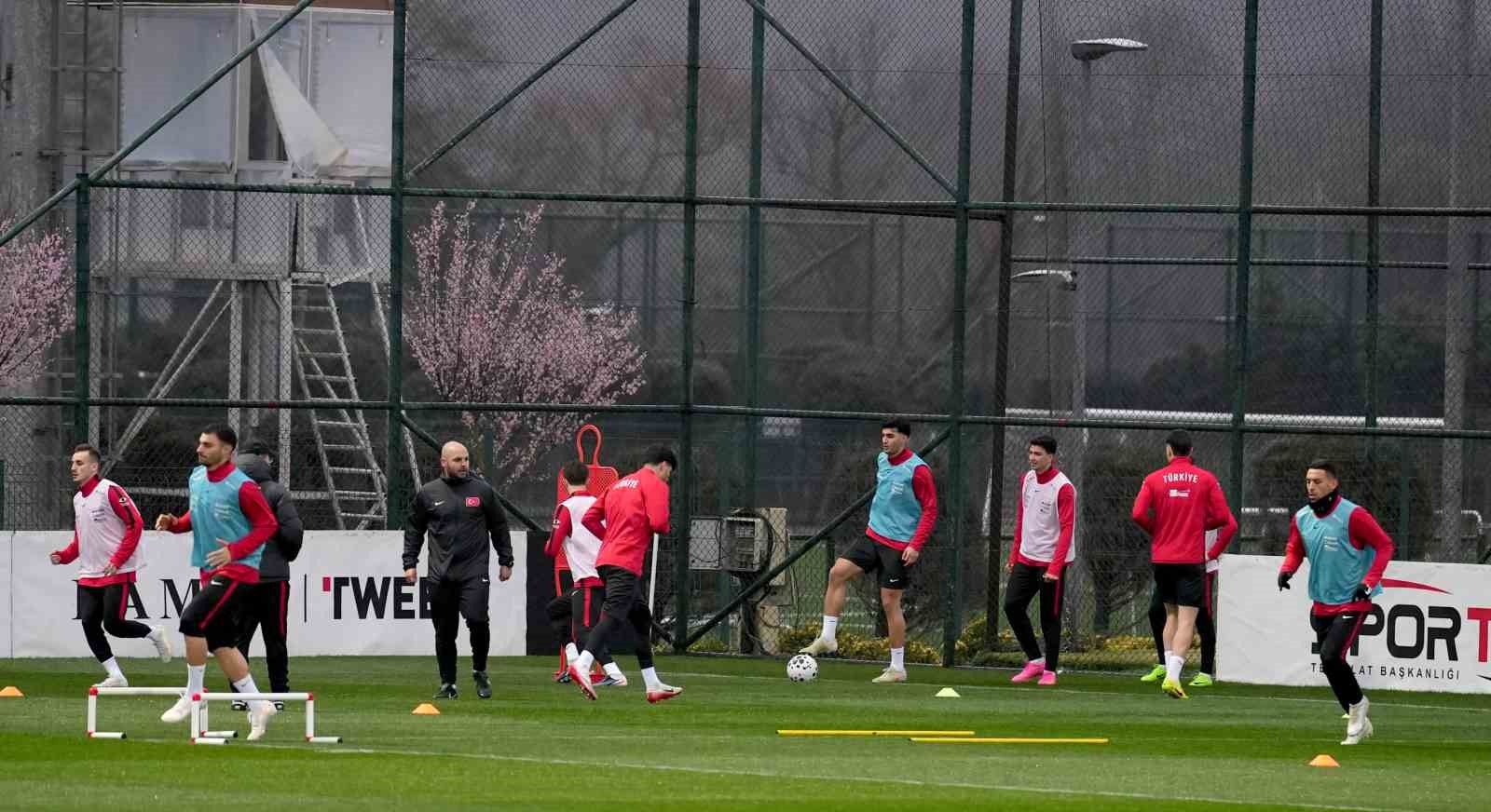a-milli-futbol-takimi-romanya-maci-hazirliklarini-surdurdu