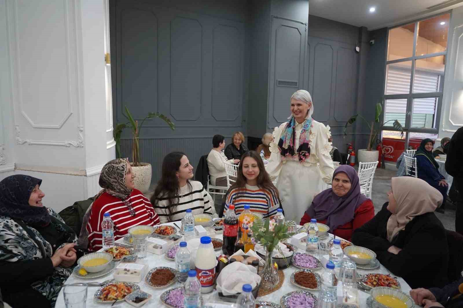 baskan-subasi-kadinlarla-iftar-yemeginde-bir-araya-geldi