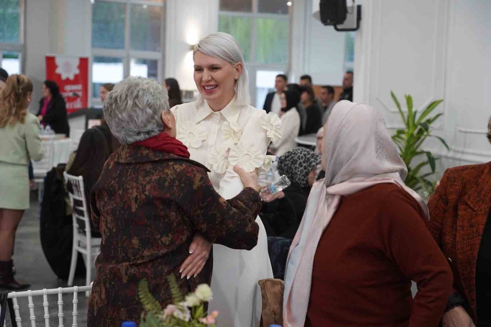 baskan-subasi-kadinlarla-iftar-yemeginde-bir-araya-geldi