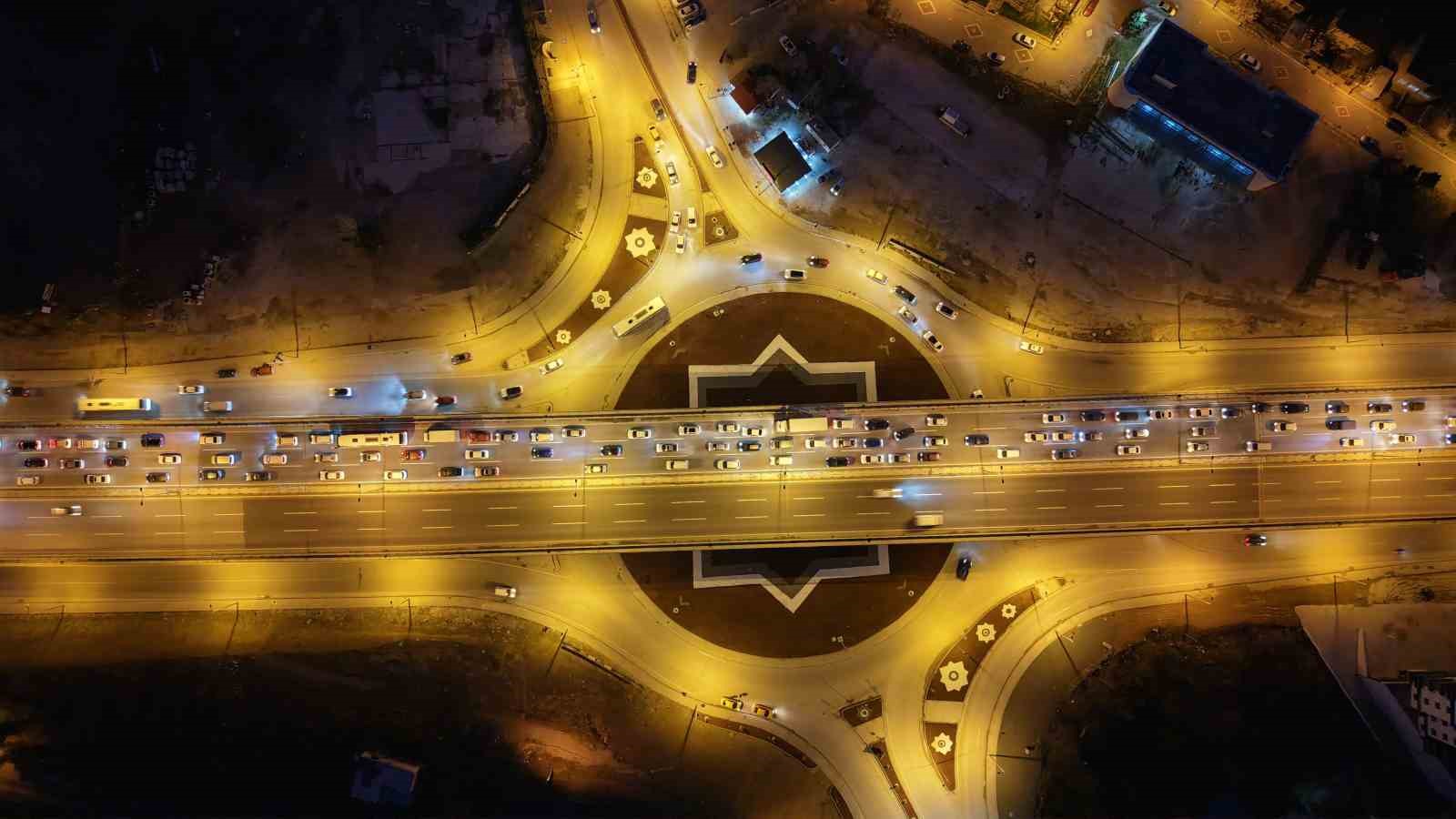 bayram-bitiyor-tatilciler-mega-kentlere-akin-ediyor-43-ilin-gecis-noktasinda-yogun-trafik