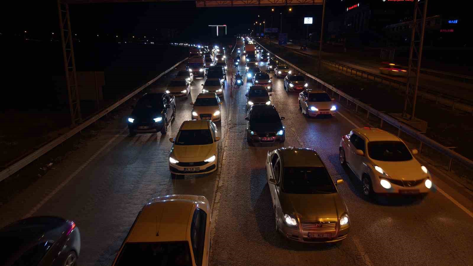 bayram-bitiyor-tatilciler-mega-kentlere-akin-ediyor-43-ilin-gecis-noktasinda-yogun-trafik