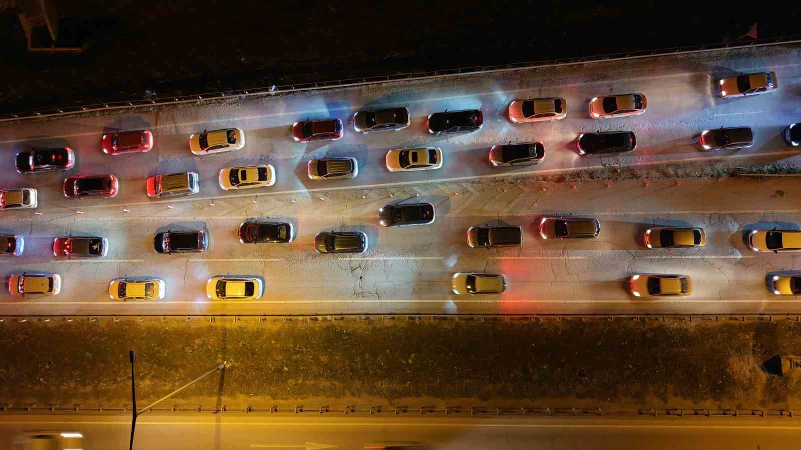 bayram-bitiyor-tatilciler-mega-kentlere-akin-ediyor-43-ilin-gecis-noktasinda-yogun-trafik