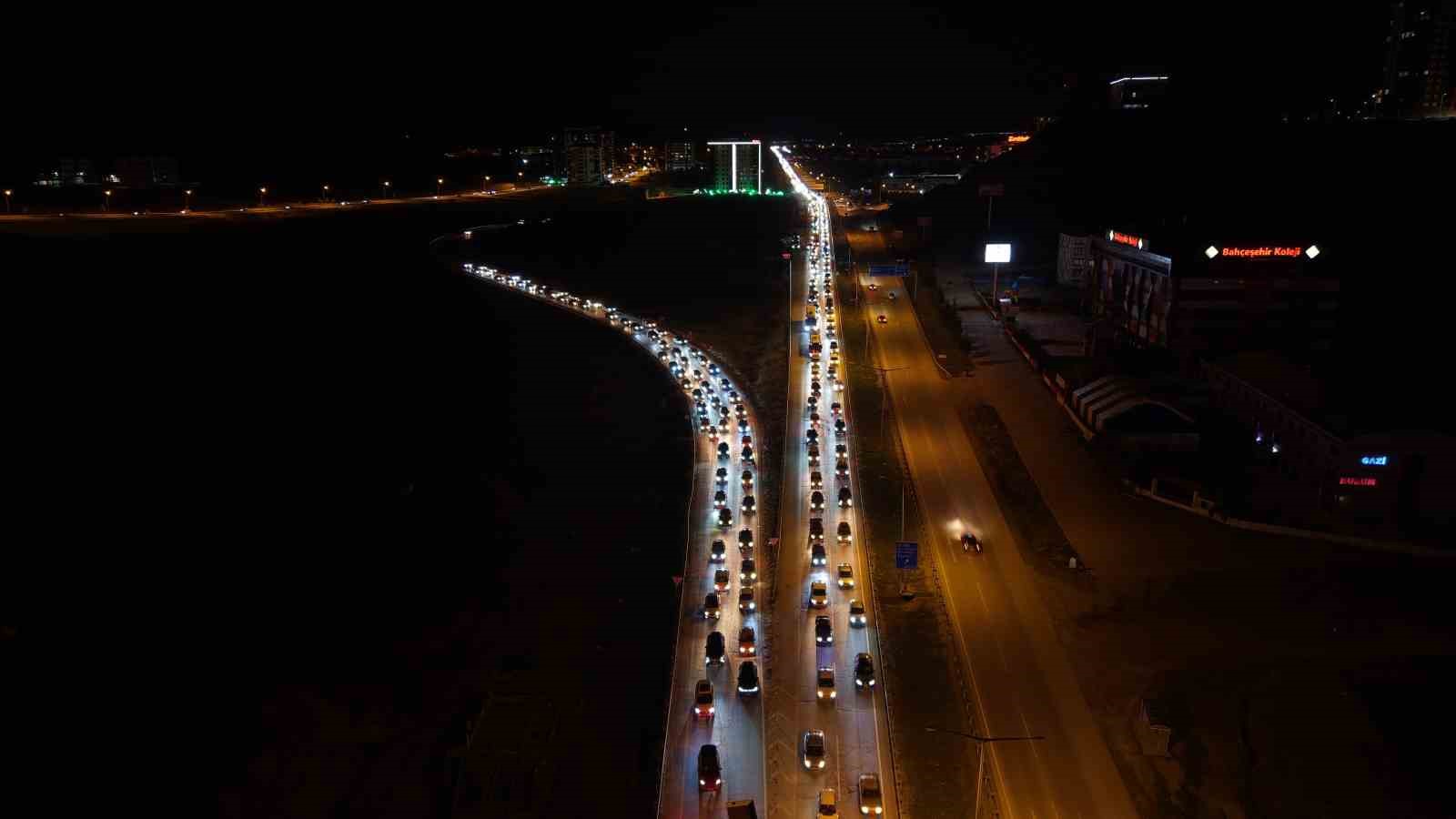bayram-bitiyor-tatilciler-mega-kentlere-akin-ediyor-43-ilin-gecis-noktasinda-yogun-trafik