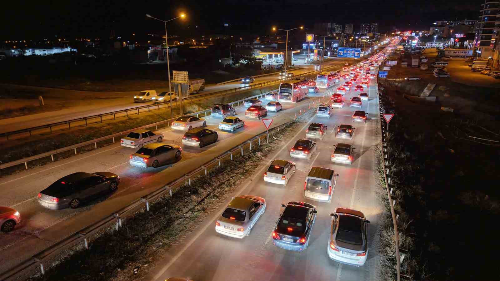 bayram-bitiyor-tatilciler-mega-kentlere-akin-ediyor-43-ilin-gecis-noktasinda-yogun-trafik
