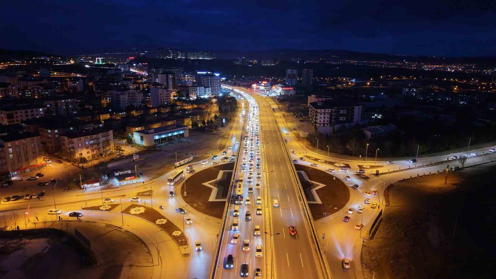 bayram-bitiyor-tatilciler-mega-kentlere-akin-ediyor-43-ilin-gecis-noktasinda-yogun-trafik