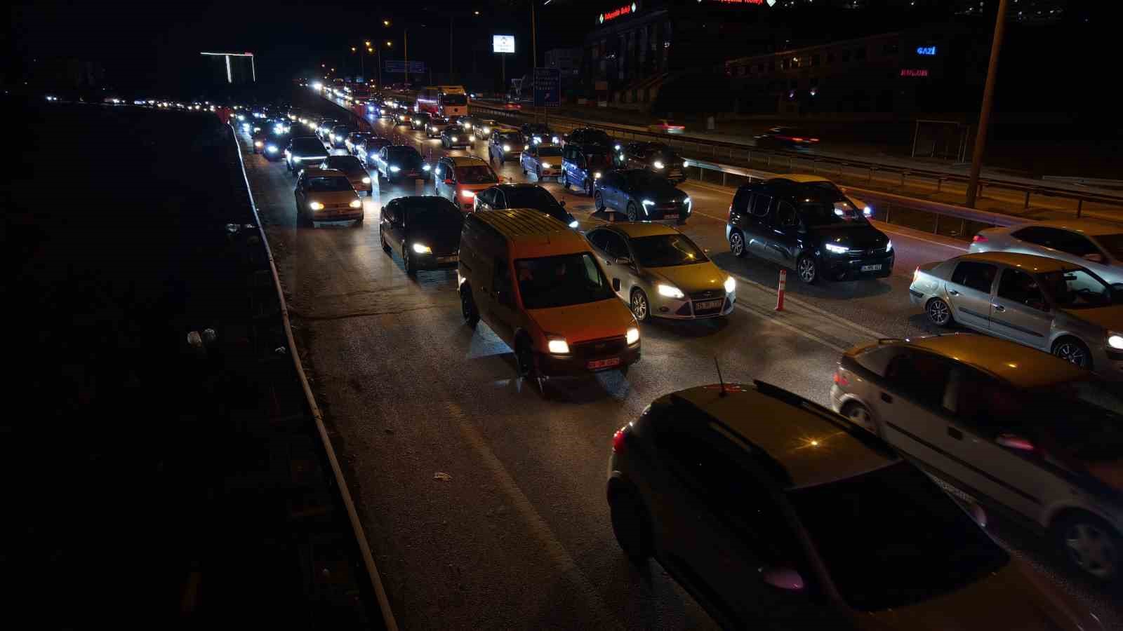 bayram-bitiyor-tatilciler-mega-kentlere-akin-ediyor-43-ilin-gecis-noktasinda-yogun-trafik