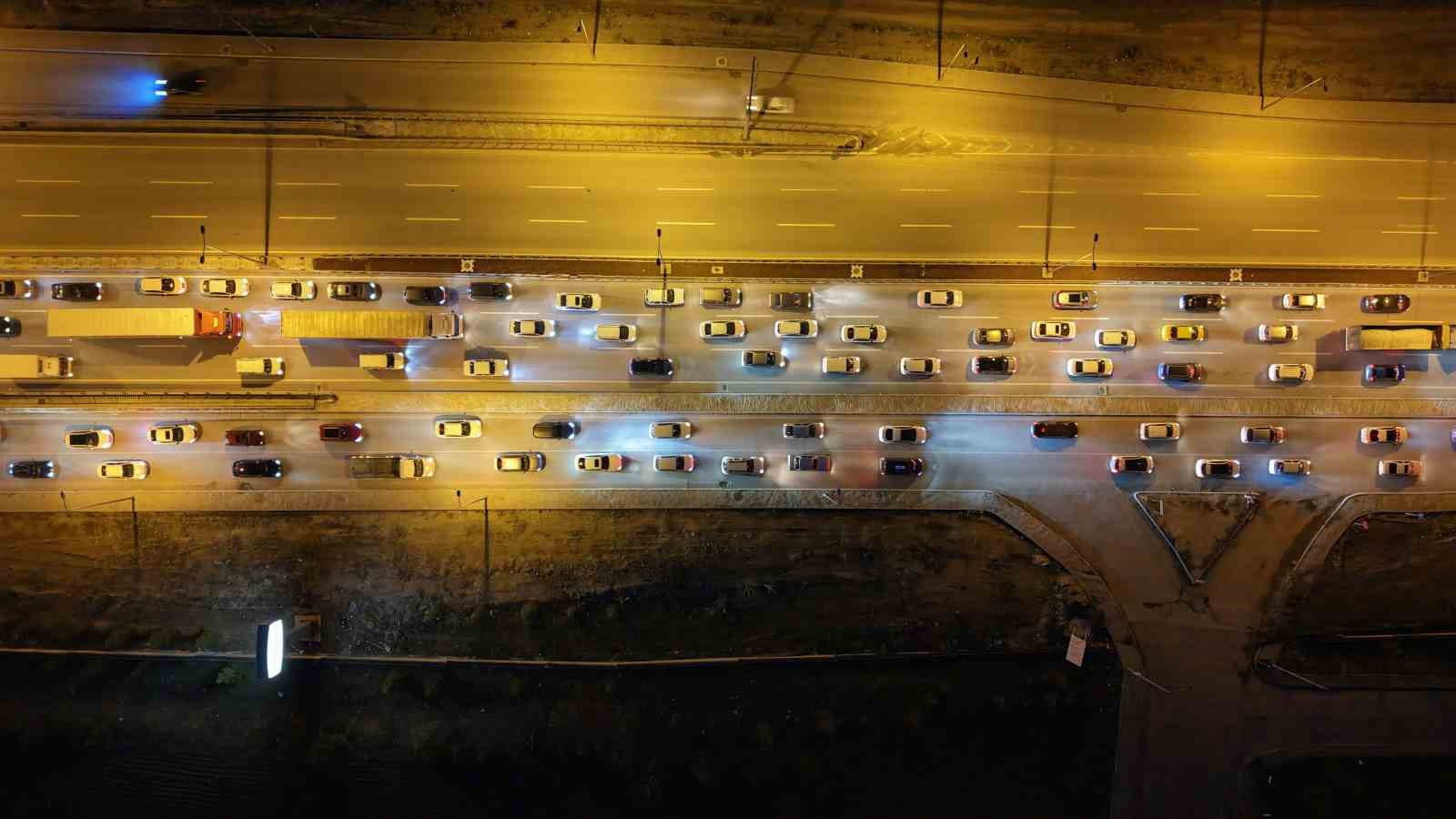 bayram-bitiyor-tatilciler-mega-kentlere-akin-ediyor-43-ilin-gecis-noktasinda-yogun-trafik