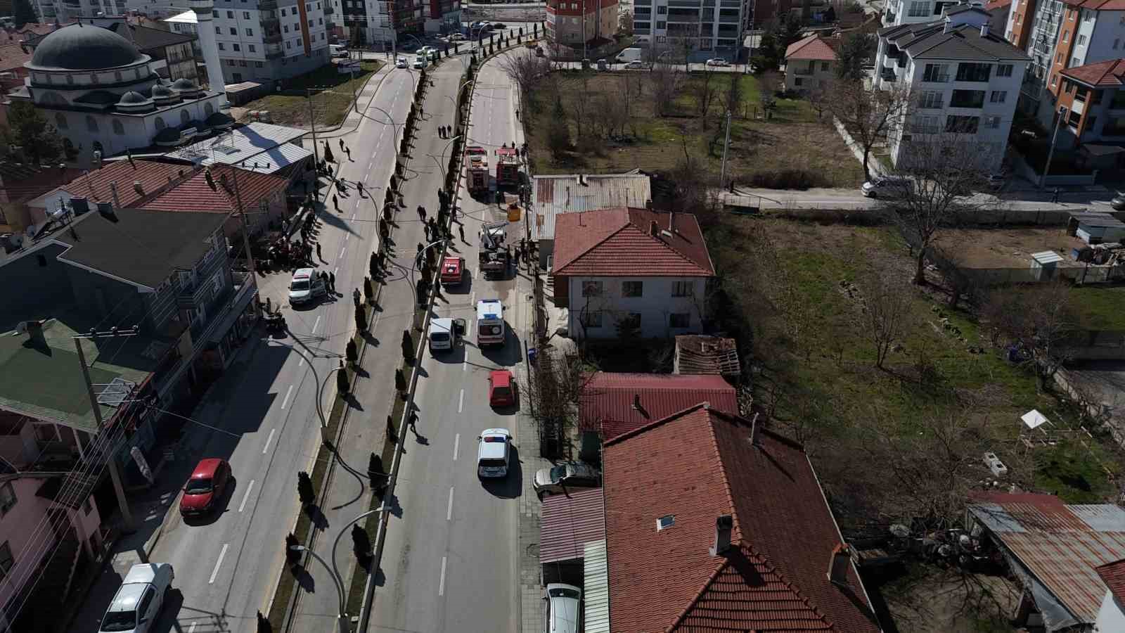boluda-mobilya-atolyesiyle-bitisikteki-ev-alevlere-teslim-oldu