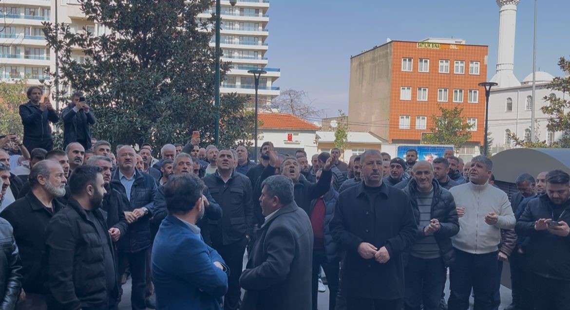 bursada-halk-otobusu-esnafi-belediye-onunde-toplandi