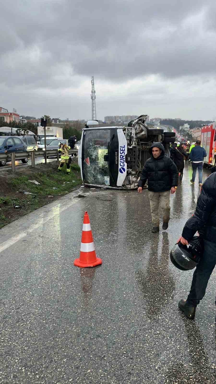buyukcekmecede-isci-servisi-devrildi-1-olu-9-yarali