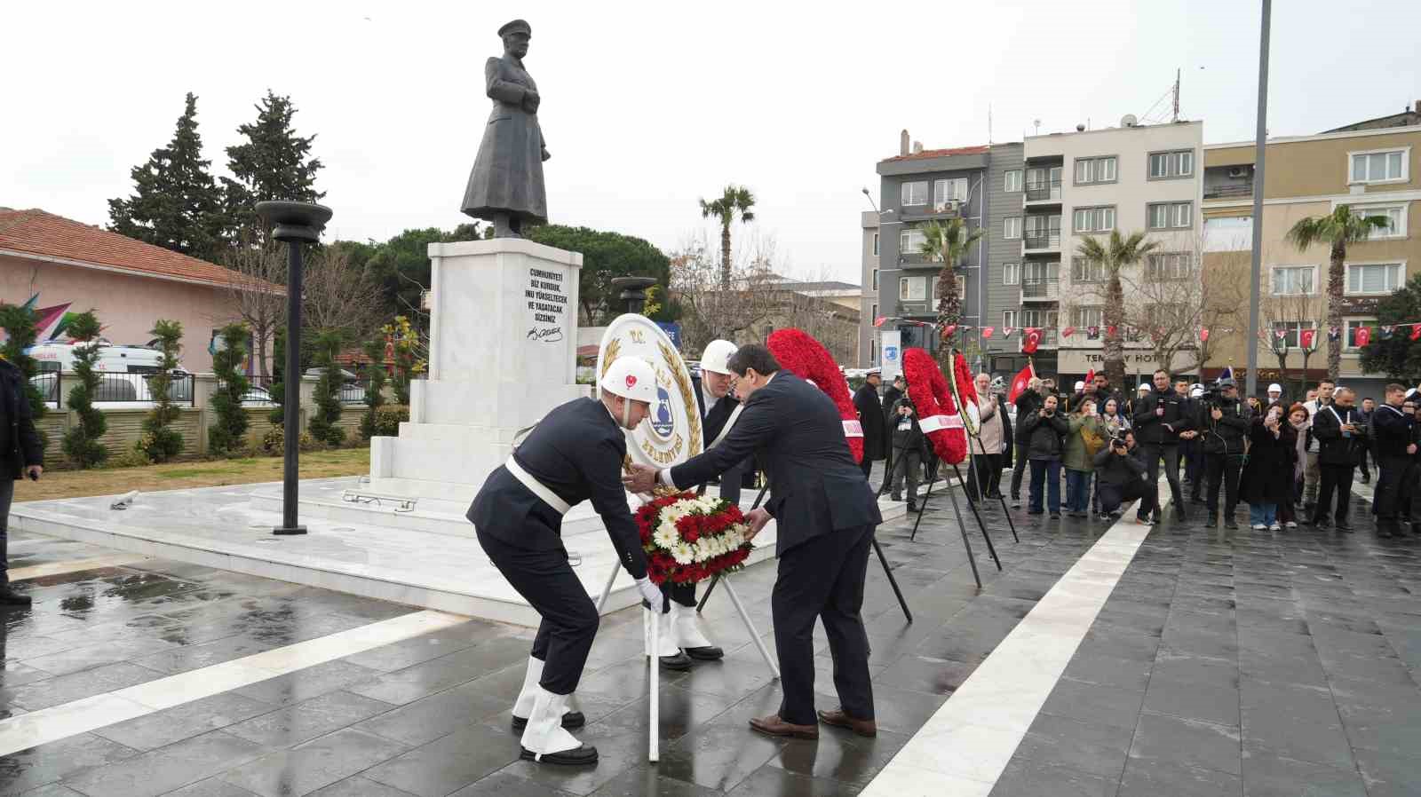 canakkale-deniz-zaferinin-111inci-yil-coskusu