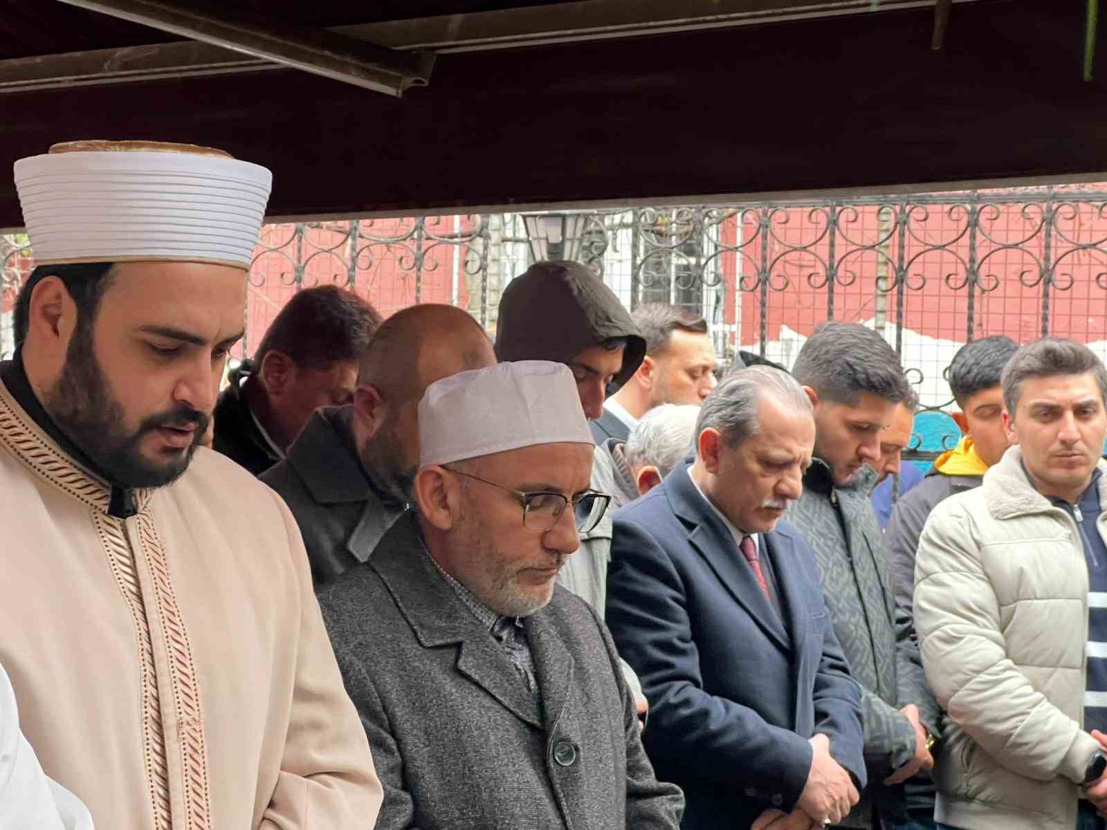 fatihte-coken-binada-hayatini-kaybeden-yasli-kadin-son-yolculuguna-ugurlandi