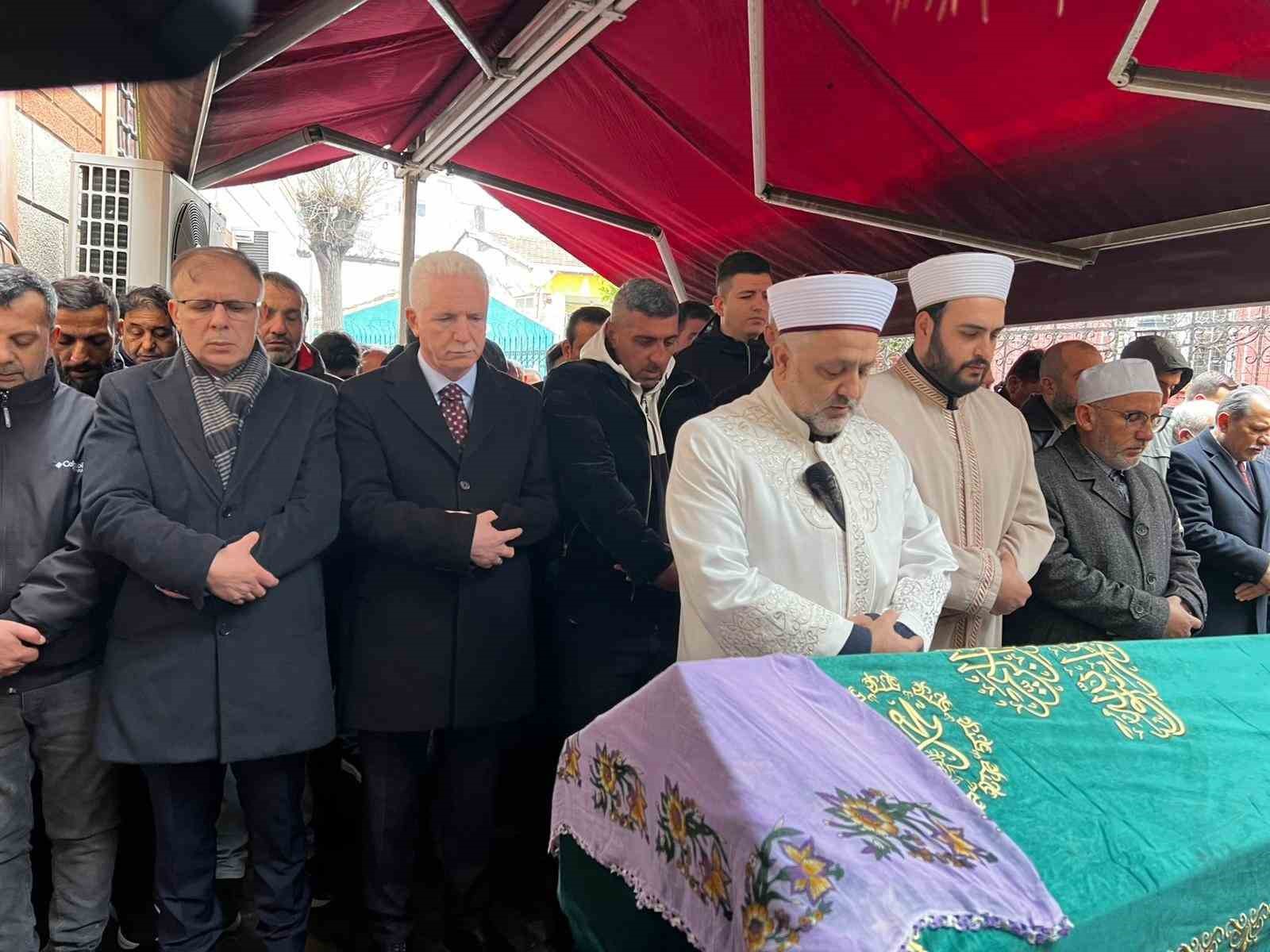 fatihte-coken-binada-hayatini-kaybeden-yasli-kadin-son-yolculuguna-ugurlandi
