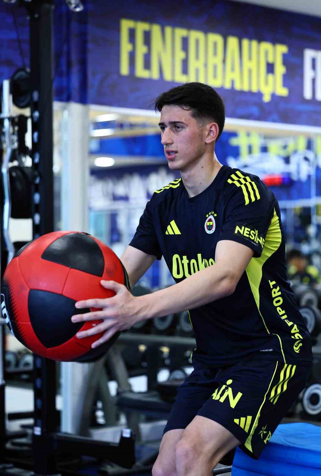 fenerbahce-gunu-cift-antrenmanla-tamamladi
