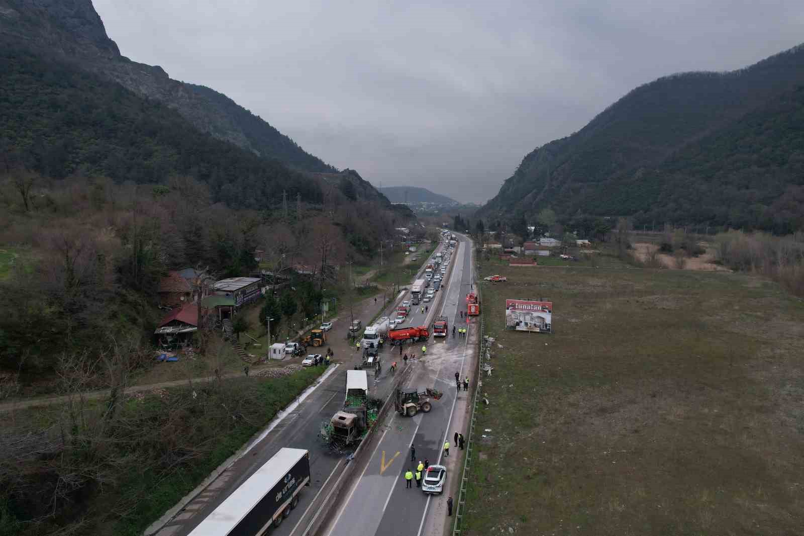 iki-tir-carpisti-d-650-savas-alanina-dondu