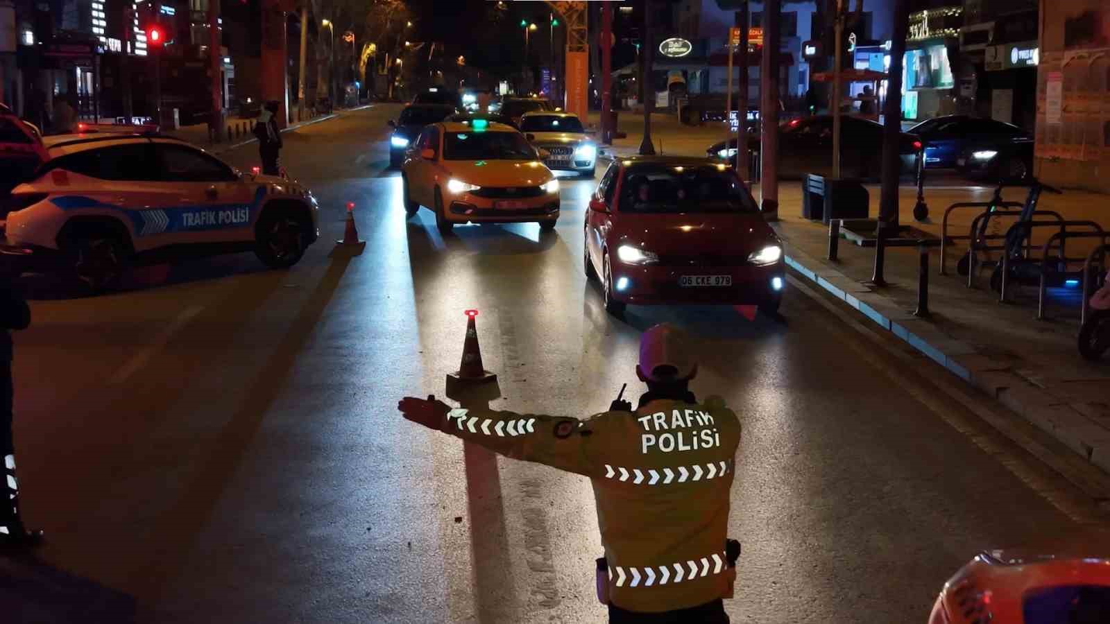 kadikoyde-denetimler-suruyor-50-arac-men-edildi