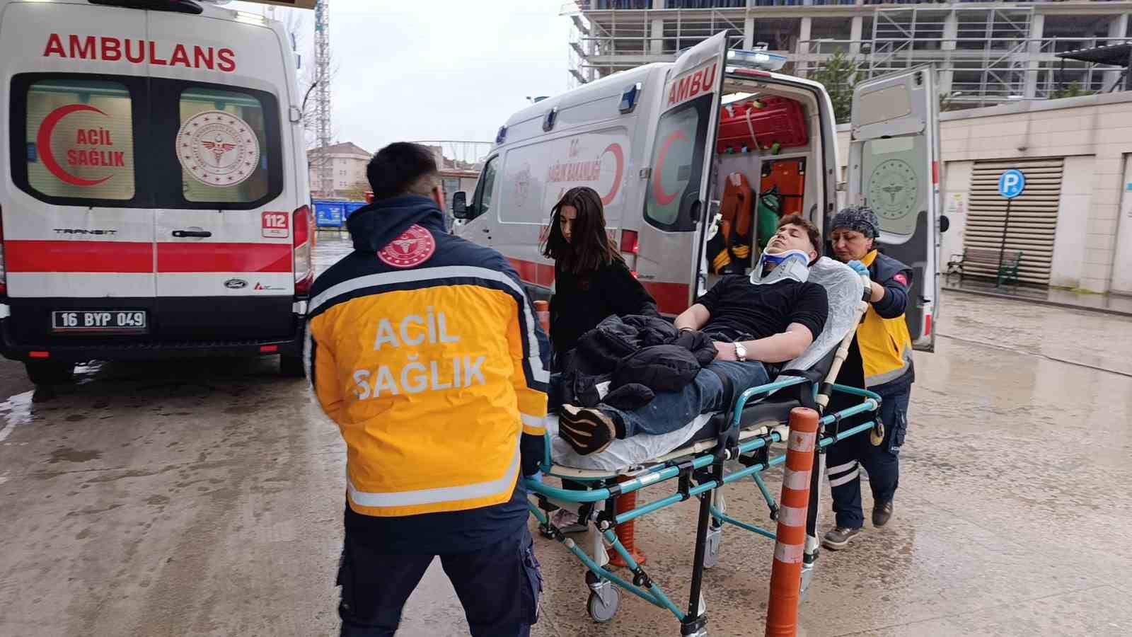 kontrolden-cikan-otomobil-istinat-duvarina-carpti-4-yarali