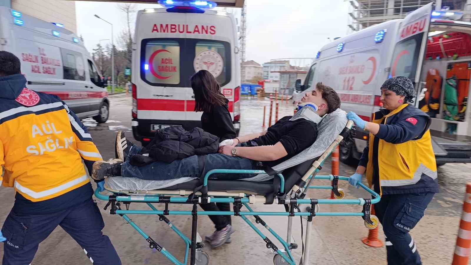 kontrolden-cikan-otomobil-istinat-duvarina-carpti-4-yarali