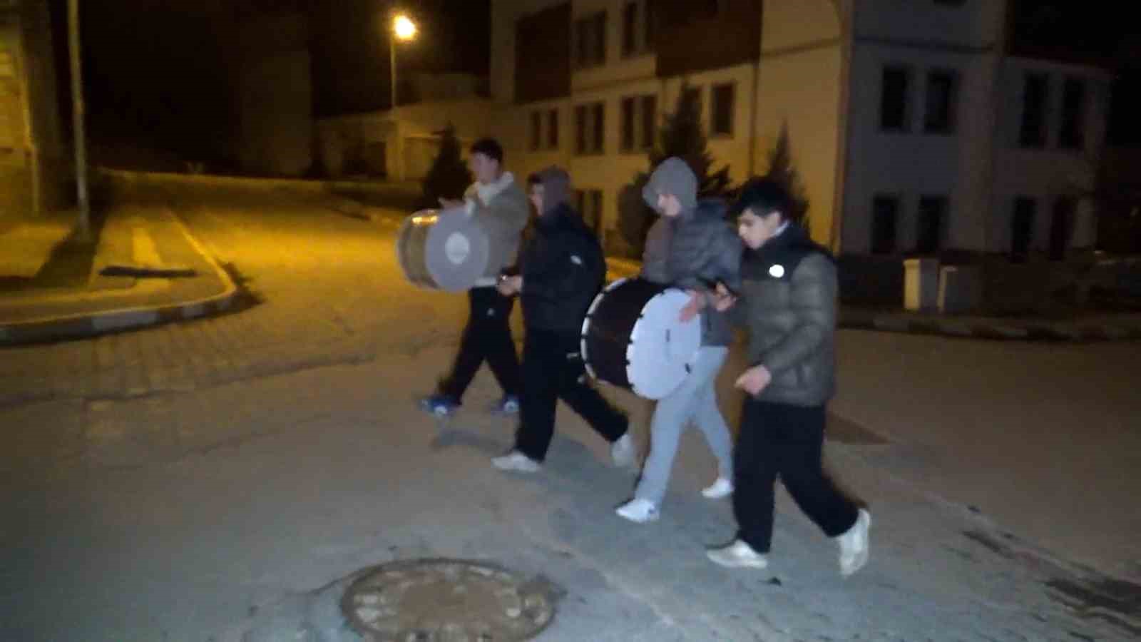 liseliler-davul-calarak-sahura-kaldiriyor-bahsisleri-bol-bol-hazirlayin