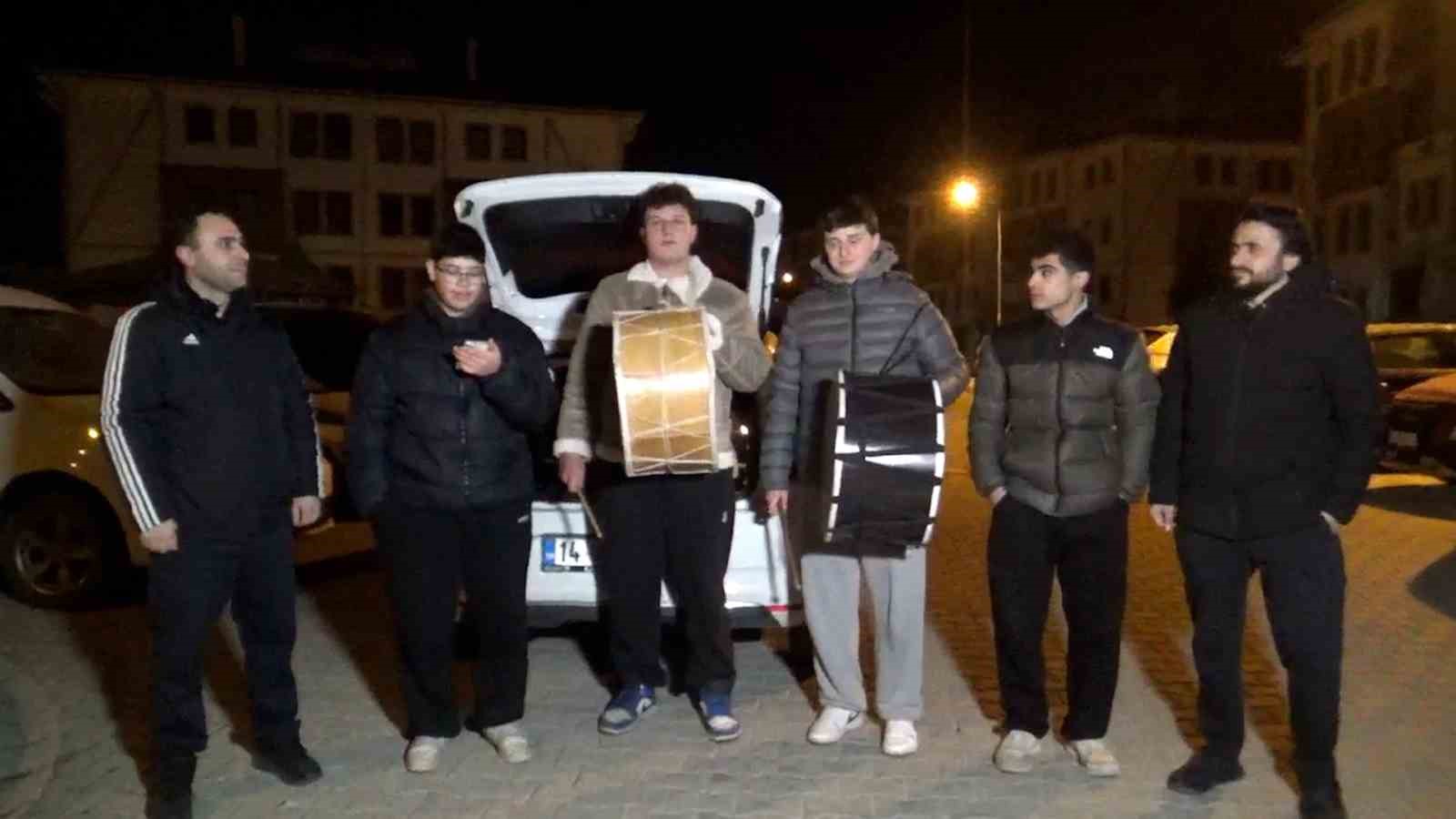 liseliler-davul-calarak-sahura-kaldiriyor-bahsisleri-bol-bol-hazirlayin