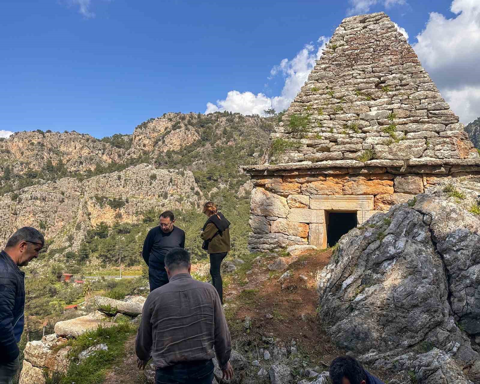 marmaristeki-piramit-mezar-koruma-altina-aliniyor