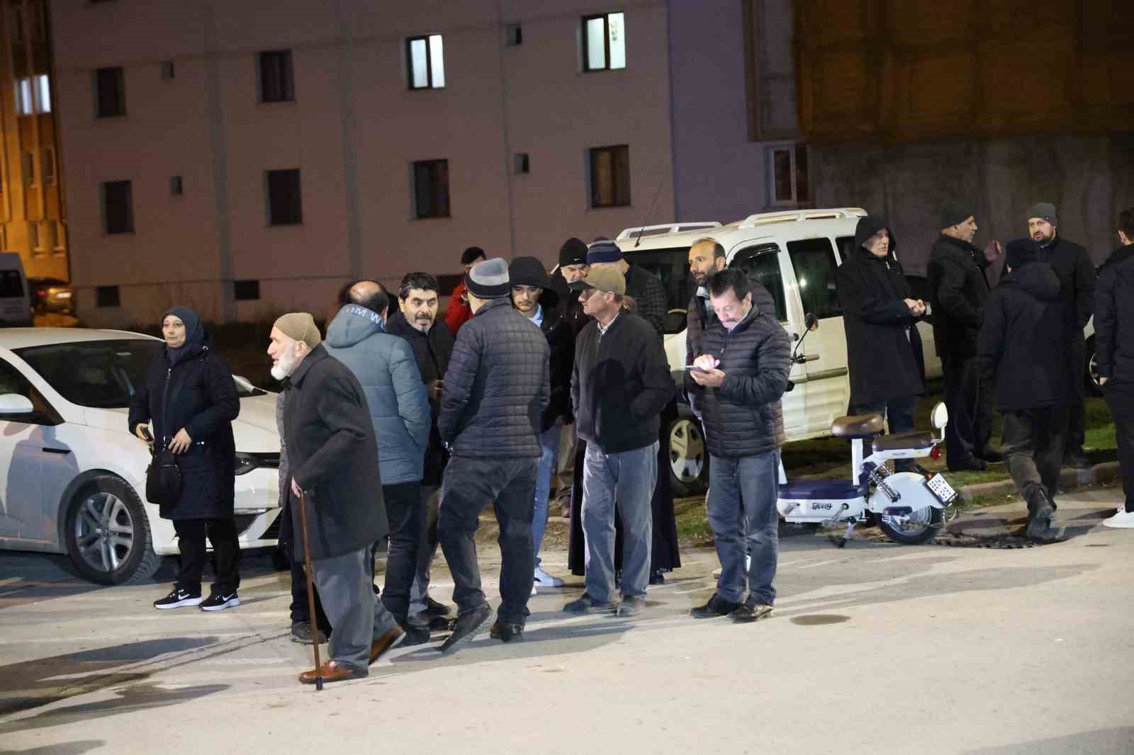 mekke-ucagini-bekleyen-umreciler-soka-ugradi-solugu-karakolda-aldilar