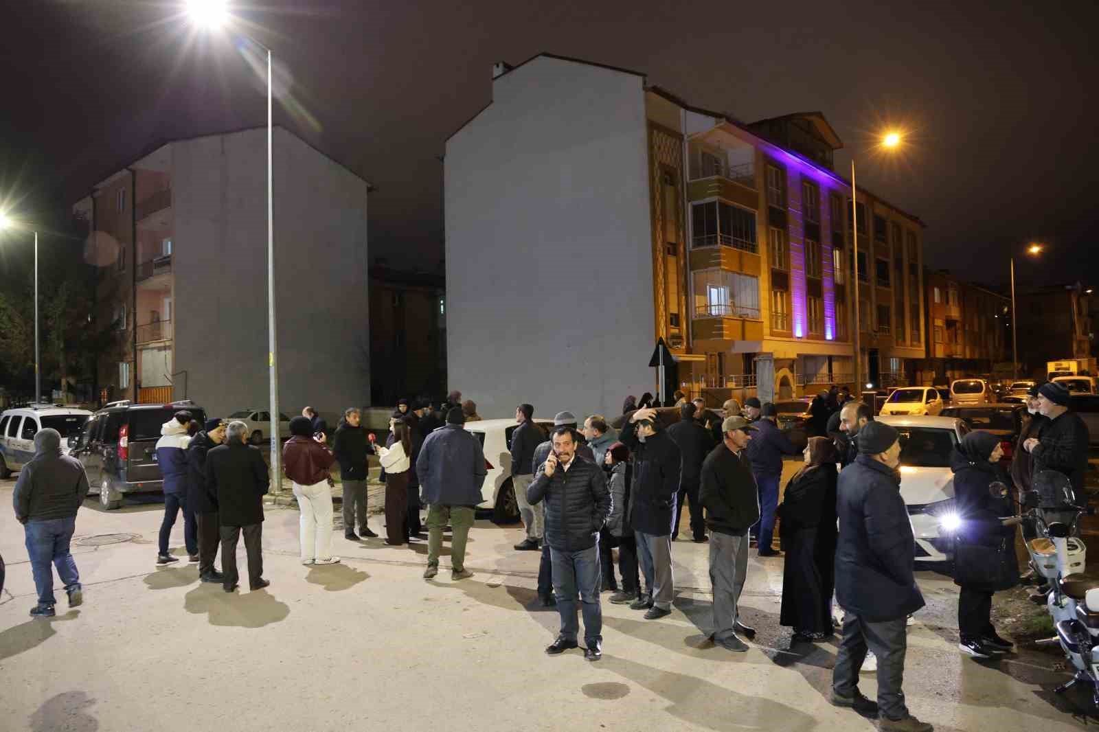 mekke-ucagini-bekleyen-umreciler-soka-ugradi-solugu-karakolda-aldilar