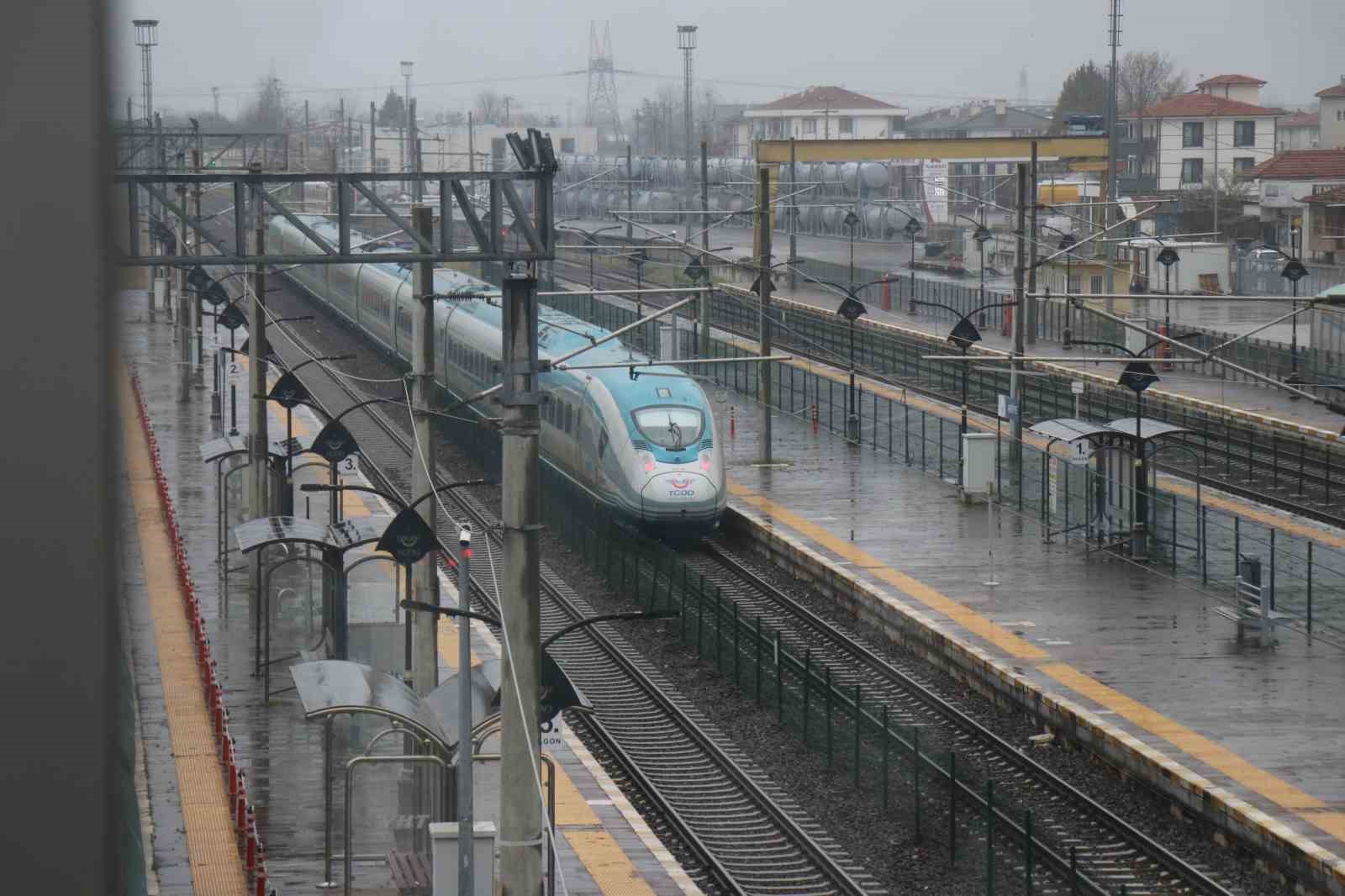 sakaryada-tren-istasyonu-ve-otogarda-arife-sakinligi