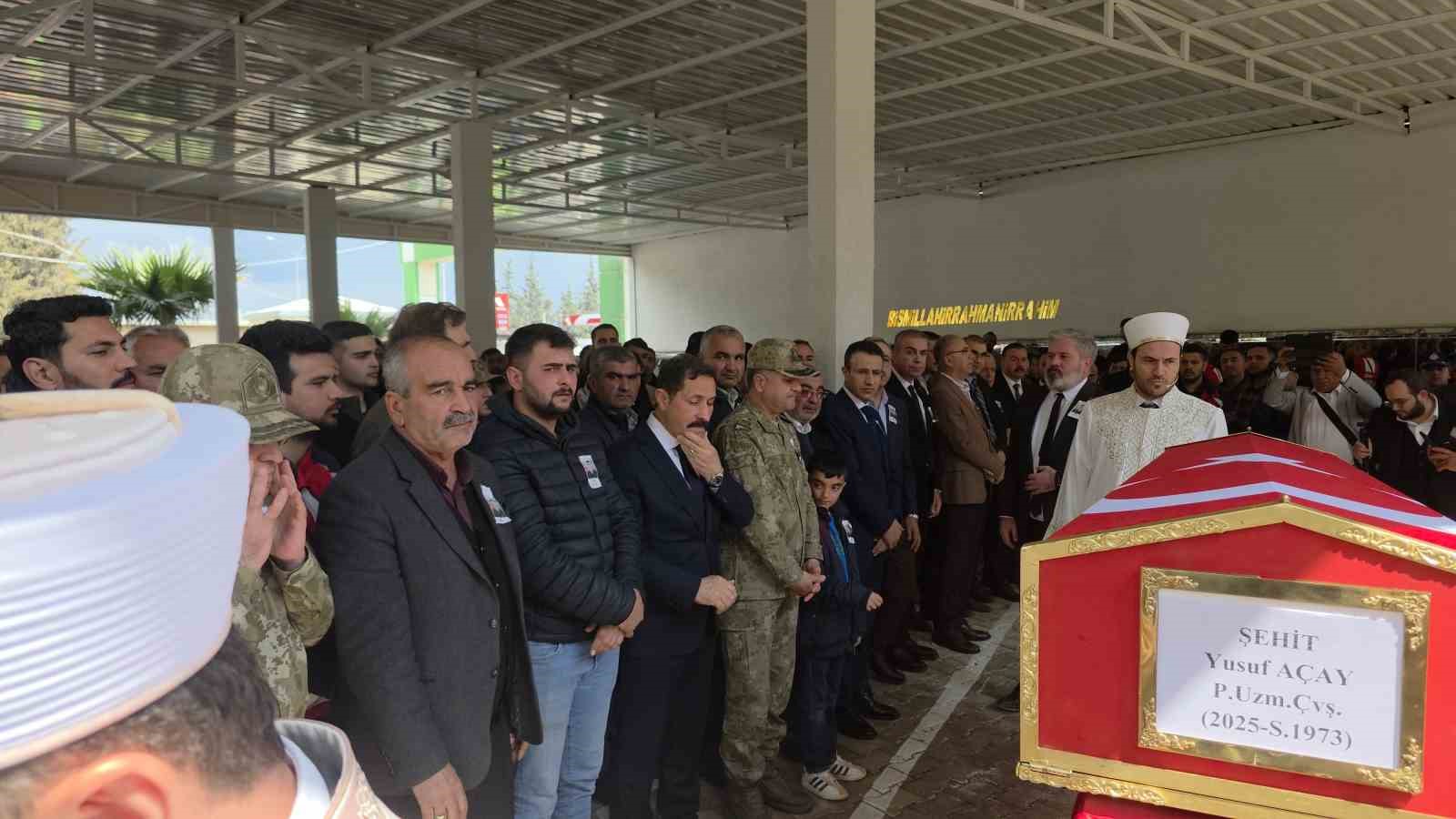 sehidi-annesi-ve-kiz-kardesleri-gozyaslari-icerisinde-son-yolculuguna-ugurladi