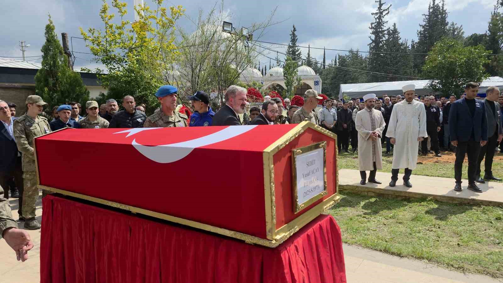sehidi-annesi-ve-kiz-kardesleri-gozyaslari-icerisinde-son-yolculuguna-ugurladi