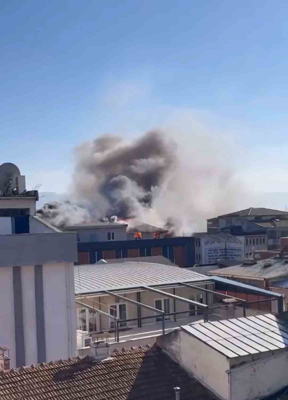 sehir-merkezinde-korku-dolu-anlar-depo-yandi-dumandan-goz-gozu-gormedi