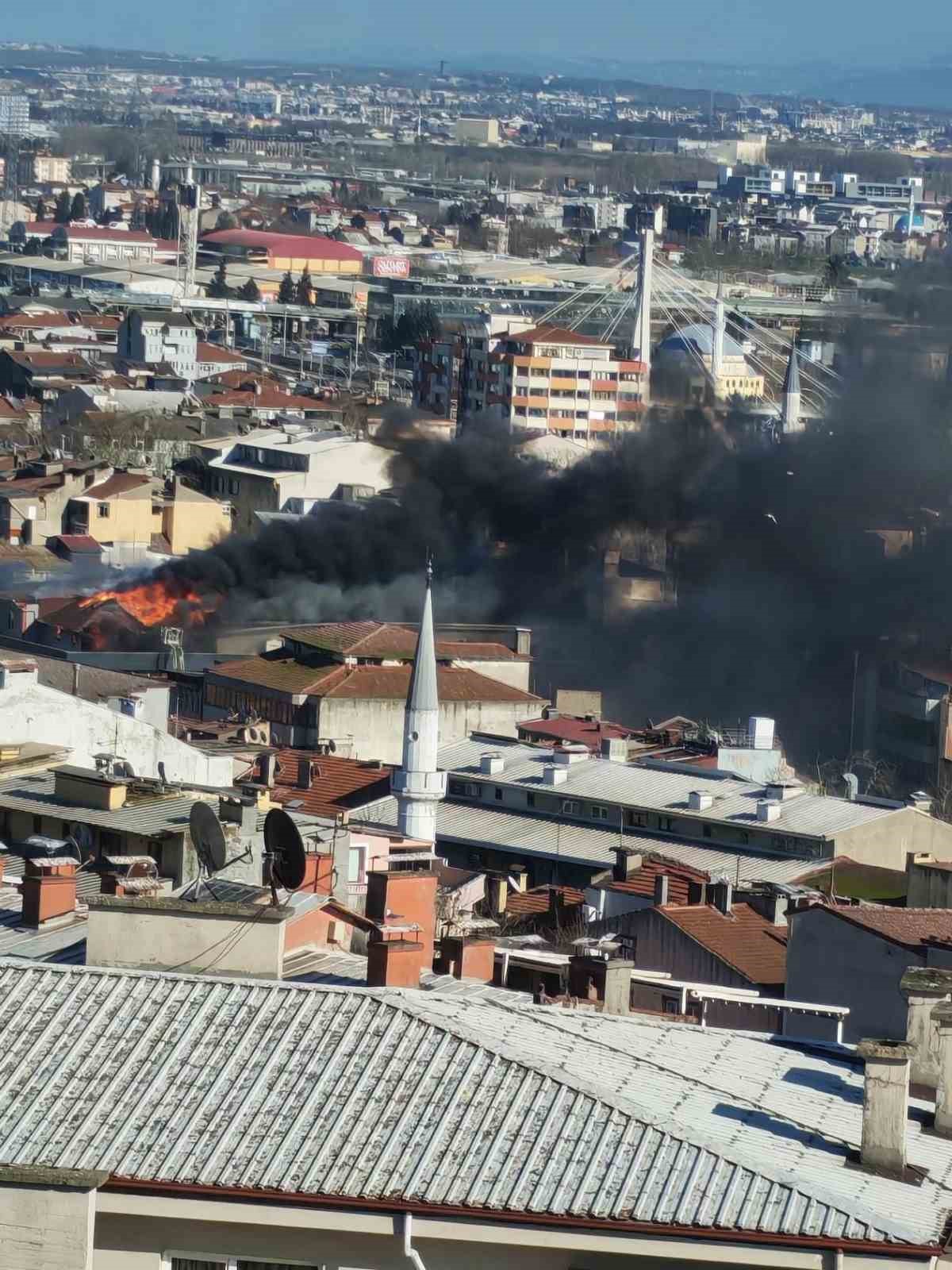 sehir-merkezinde-korku-dolu-anlar-depo-yandi-dumandan-goz-gozu-gormedi