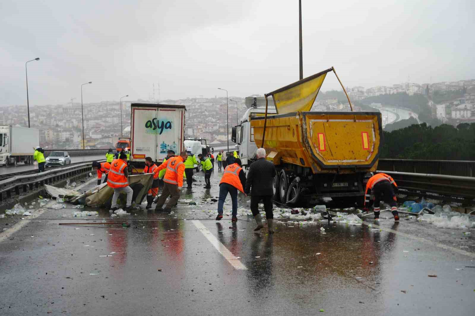temde-6-arac-birbirine-girdi-tirda-yuklu-sular-yola-sacildi