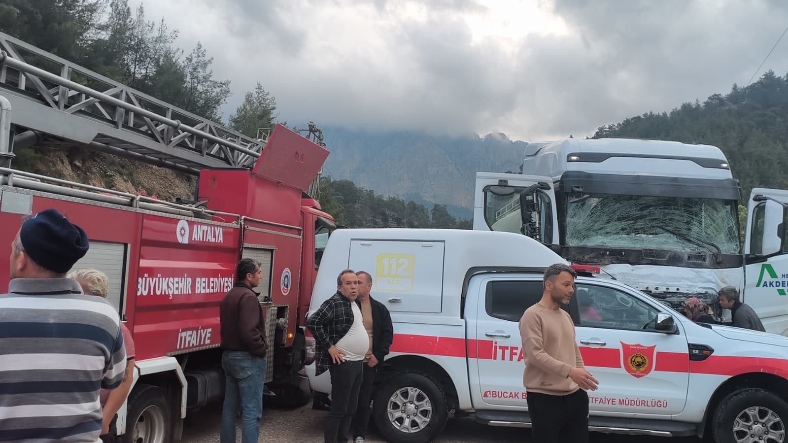 antalya-isparta-karayolunda-iscileri-tasiyan-minibus-ile-beton-mikseri-carpisti-7-olu-7-yarali