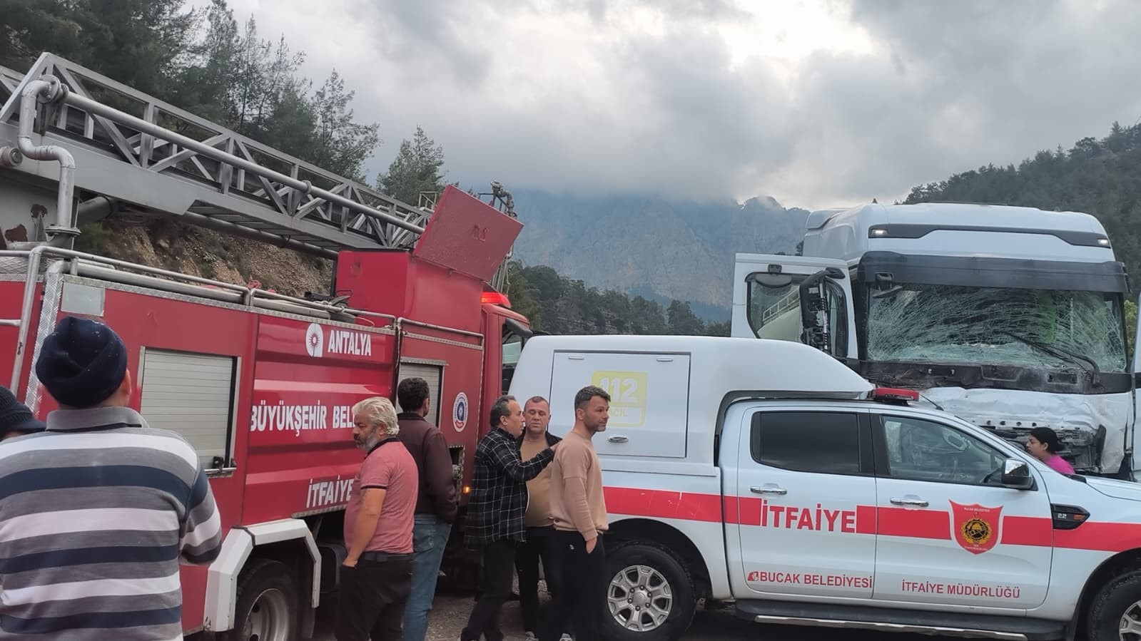 antalya-isparta-karayolunda-iscileri-tasiyan-minibus-ile-beton-mikseri-carpisti-7-olu-7-yarali