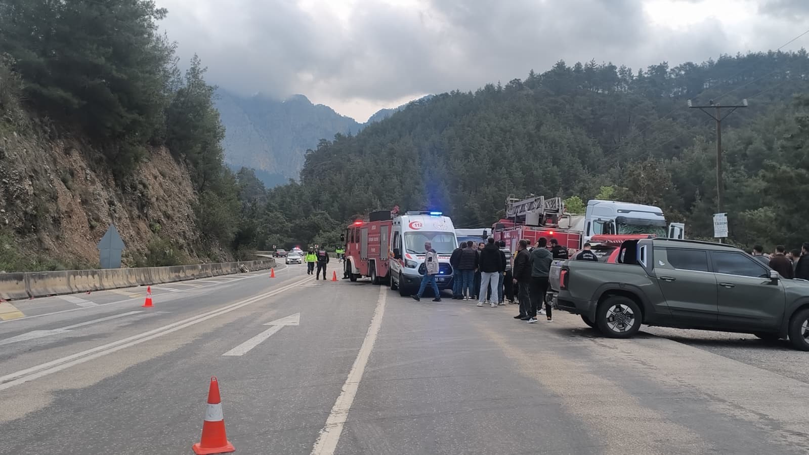 antalya-isparta-karayolunda-iscileri-tasiyan-minibus-ile-beton-mikseri-carpisti-7-olu-7-yarali