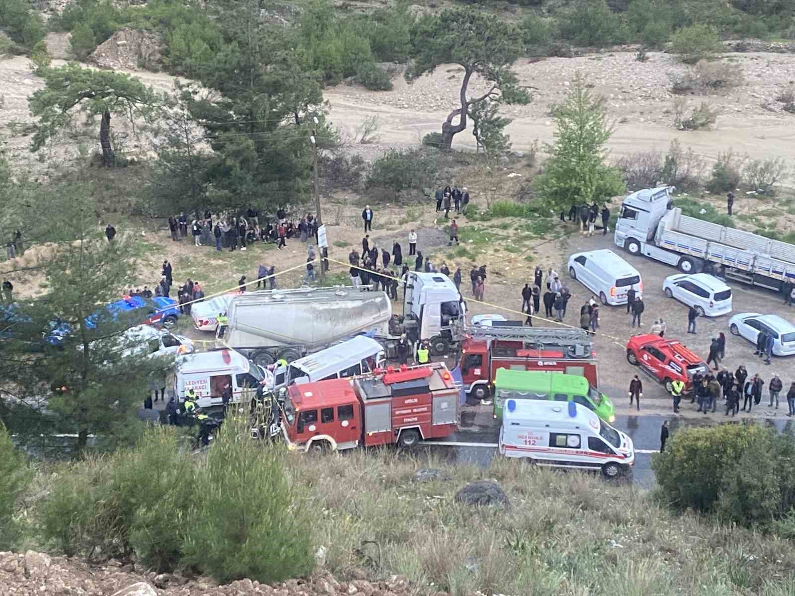 antalya-isparta-karayolunda-iscileri-tasiyan-minibus-ile-beton-mikseri-carpisti-7-olu-7-yarali